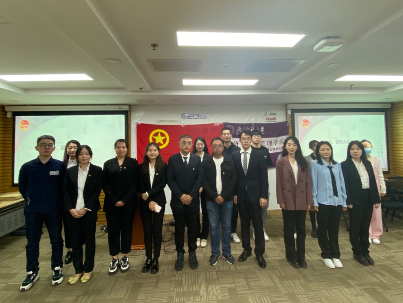 一群人站在室内
描述已自动生成